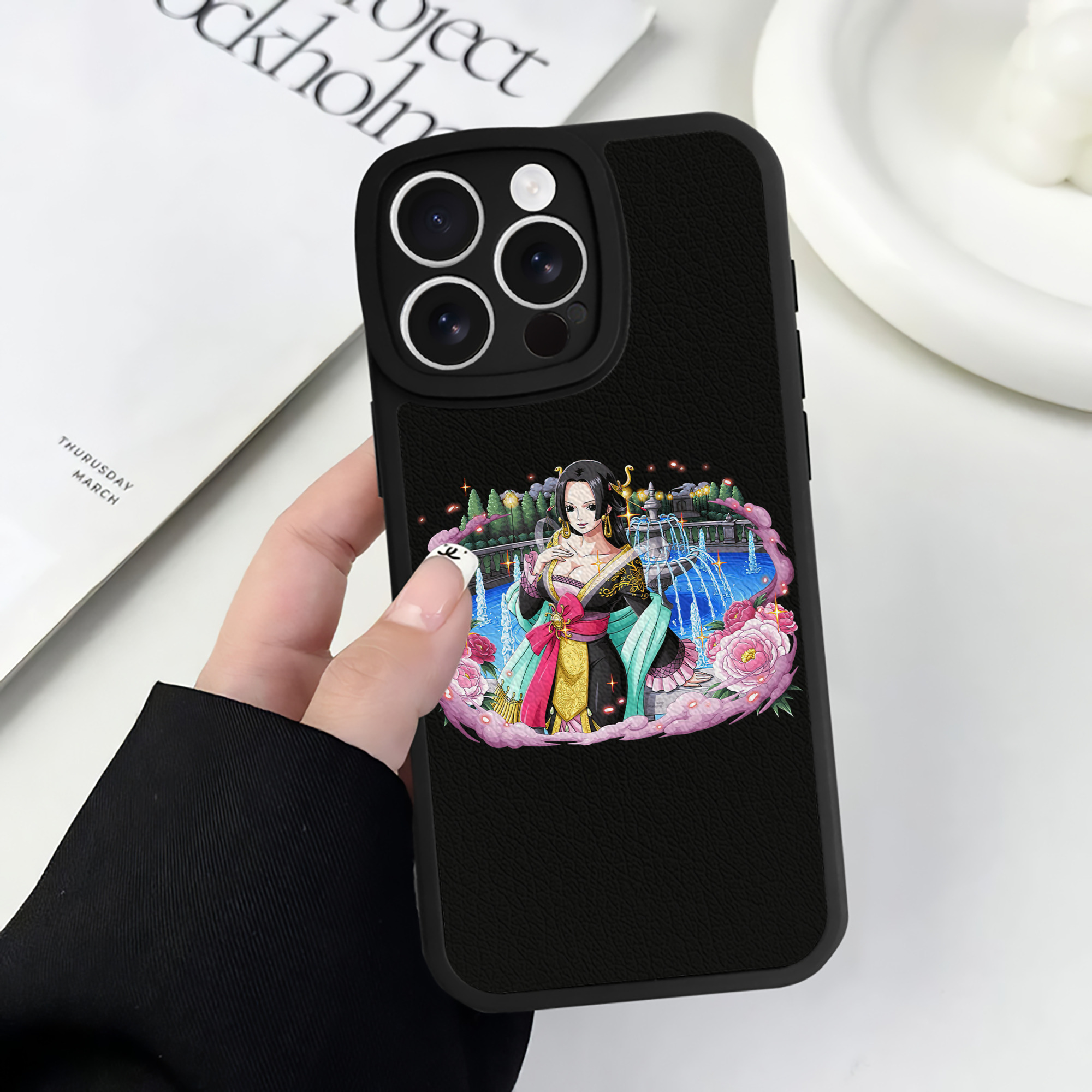 （画像用） ワンピース ボア・ハンコック ONE PIECE Boa·Hancock 【iPhone 16シリーズ対応】シリコンスマホケース（レザー調） 材質：シリコン